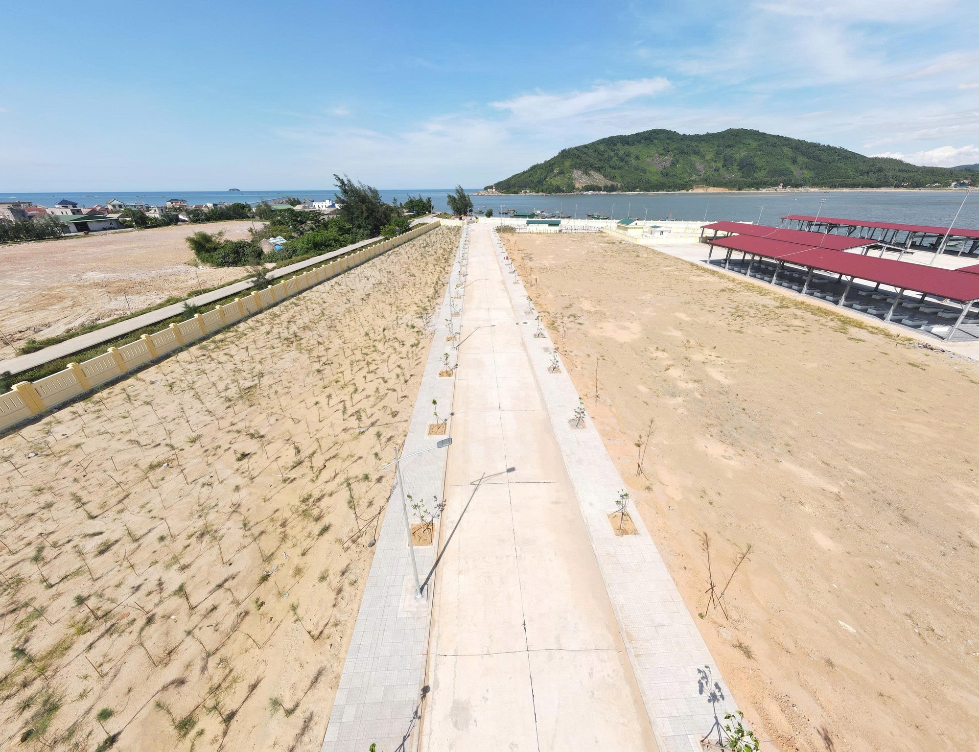 Tàu thuyền gặp khó khi ra, vào cảng cá được đầu tư gần 300 tỉ đồng vì luồng lạch bị bồi lắng - Ảnh 10