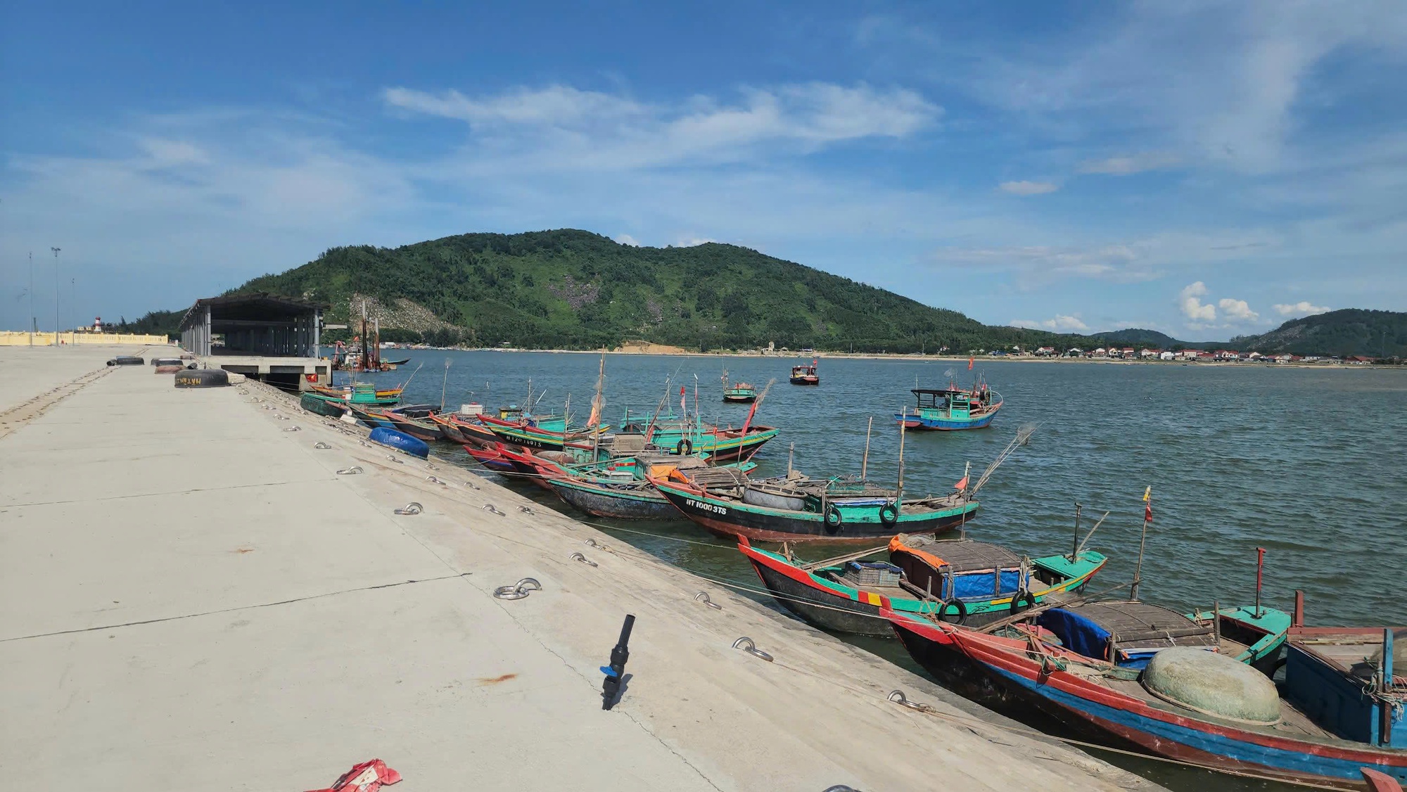 Tàu thuyền gặp khó khi ra, vào cảng cá được đầu tư gần 300 tỉ đồng vì luồng lạch bị bồi lắng - Ảnh 15