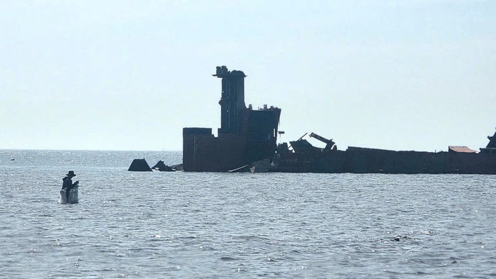 Cận cảnh "xẻ thịt" tàu 4.500 tấn, trả mặt bằng cho điện hạt nhân Ninh Thuận - Ảnh 6