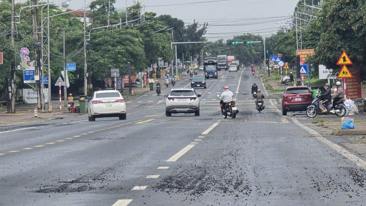 Cận cảnh Quốc lộ 19 vừa làm đã "hỏng", địa phương không nhận bàn giao - Ảnh 1