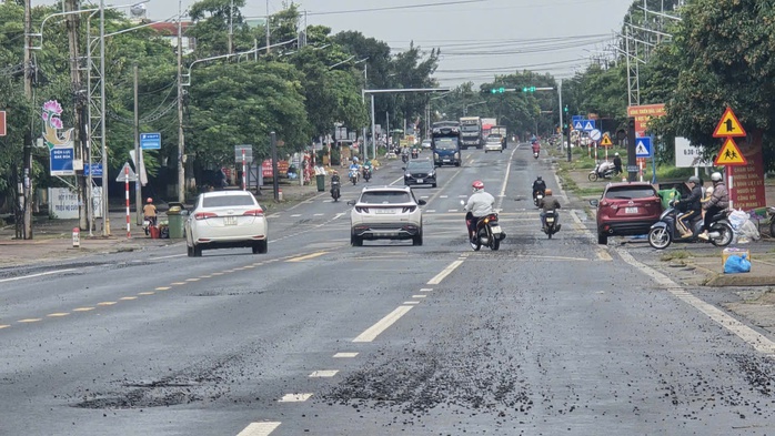 Quốc lộ 19 vừa làm đã "hỏng": Bong tróc ngay sau khi thảm nhựa - Ảnh 2