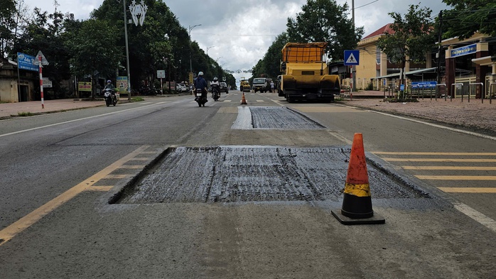 Quốc lộ 19 vừa làm đã "hỏng": Bong tróc ngay sau khi thảm nhựa - Ảnh 1