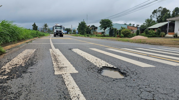 Quốc lộ 19 vừa làm đã "hỏng": Bong tróc ngay sau khi thảm nhựa - Ảnh 3