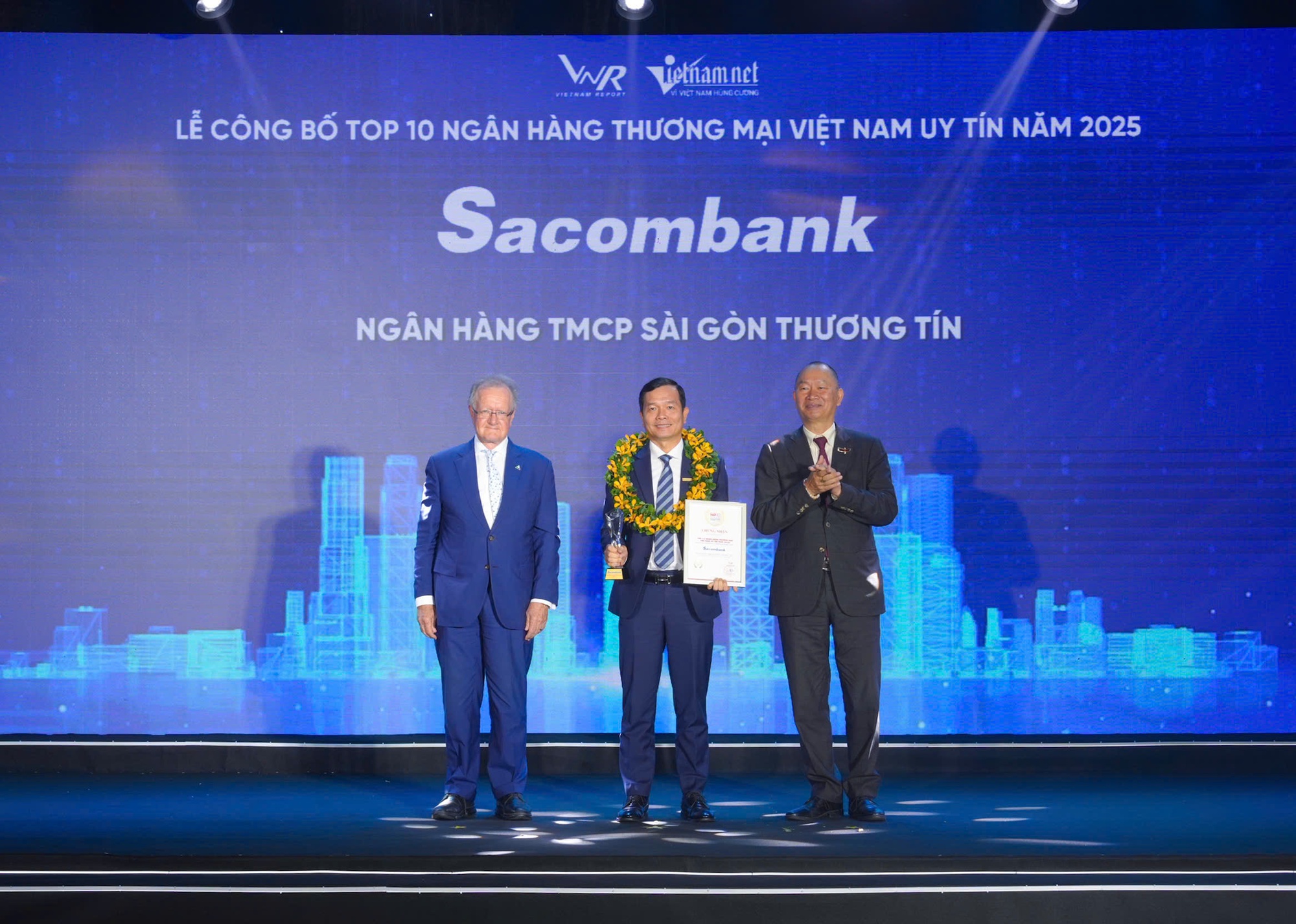 Sacombank vào Top 10 Ngân hàng Thương mại Việt Nam uy tín 2025 - Ảnh 1