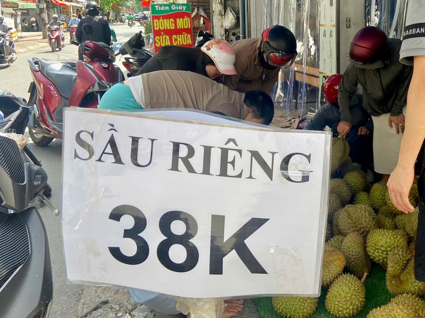 Sầu riêng giá rẻ 'đổ bộ' Hà Nội, 1 ngày bán gần 3 tấn - Ảnh 2