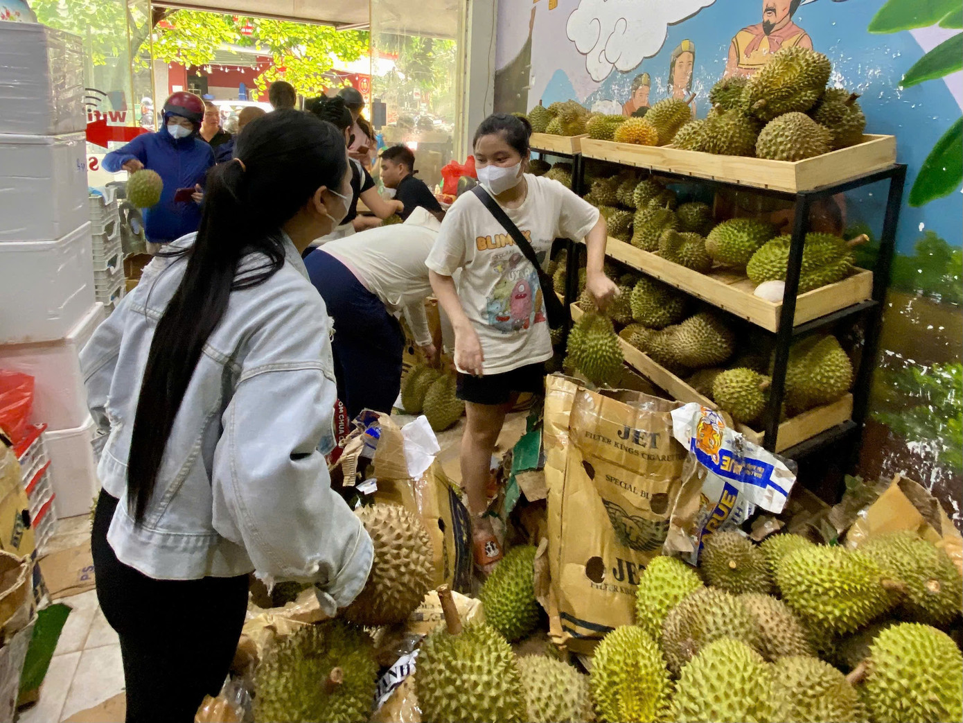 Sầu riêng giá rẻ 'đổ bộ' Hà Nội, 1 ngày bán gần 3 tấn - Ảnh 1