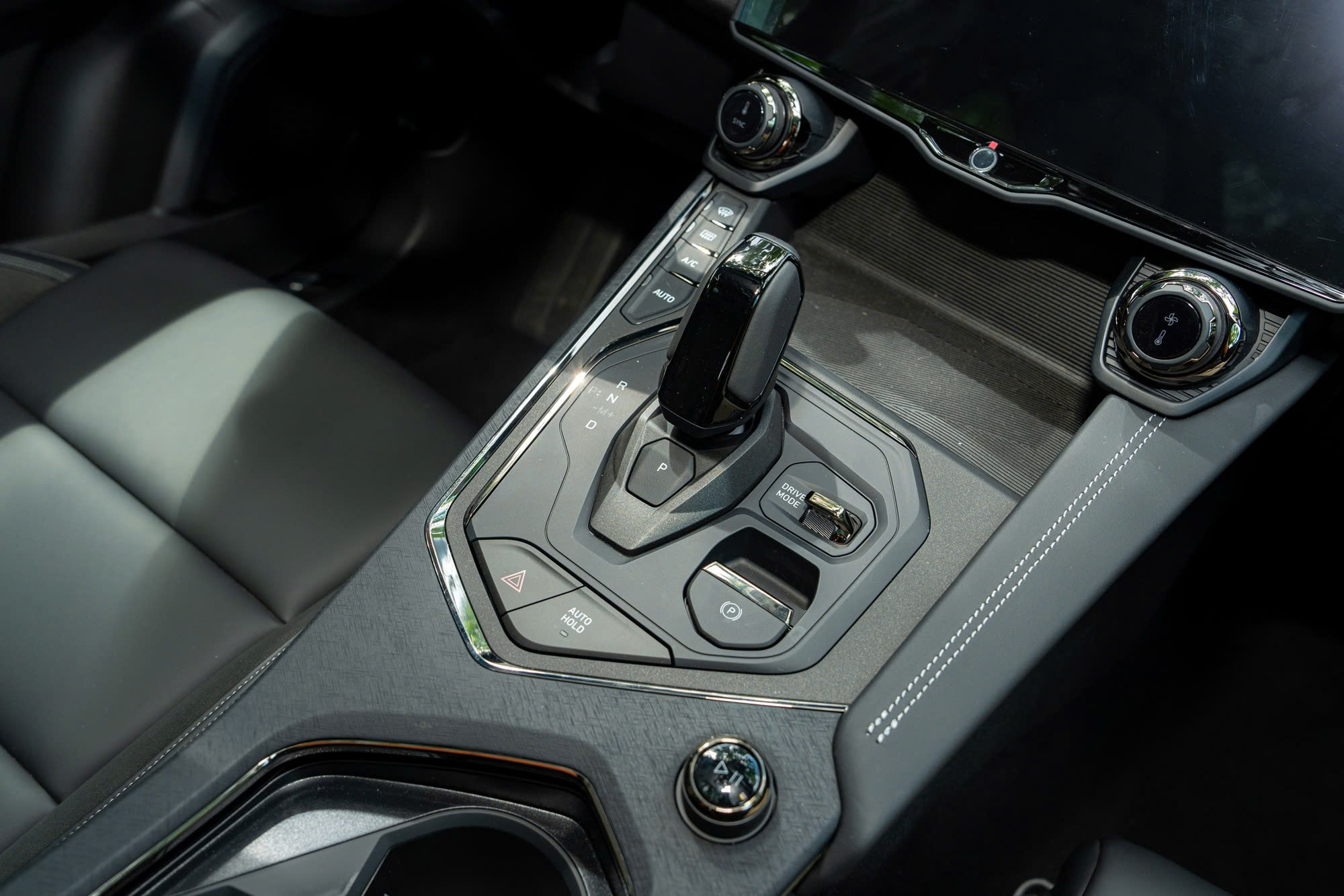 Đồng giá 919 triệu đồng, chọn Lynk & Co 01 bản 'base' hay Kia Sportage bản máy xăng 2.0L gần cao nhất - Ảnh 11