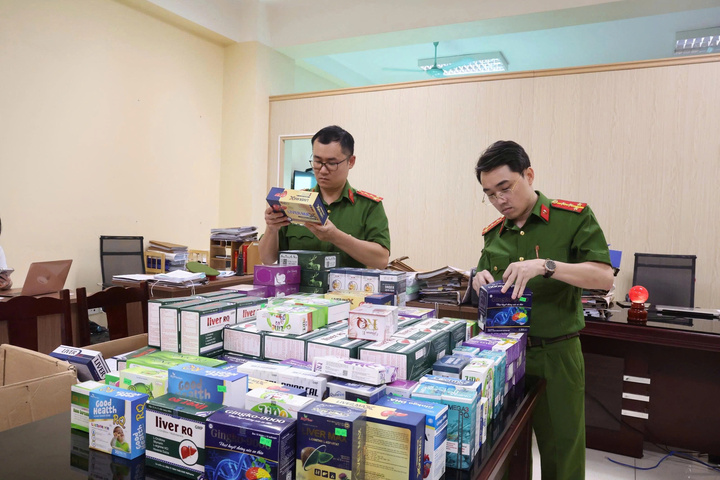 Khởi tố giám đốc công ty sản xuất thực phẩm chức năng giả, thu lời nghìn tỷ đồng - Ảnh 1