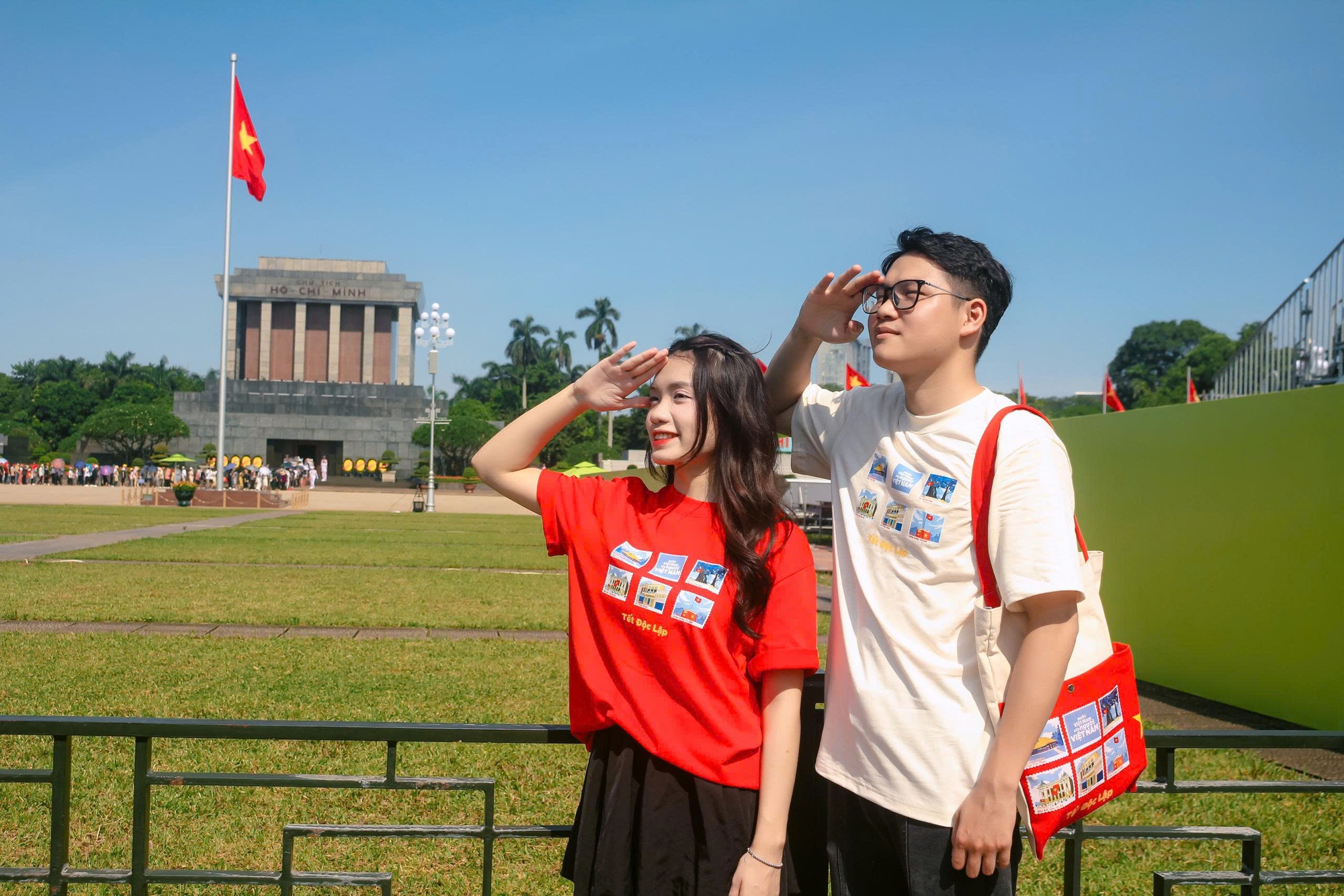 Sản phẩm in hình cờ đỏ sao vàng "cháy hàng", nhà sản xuất không kịp cung ứng - Ảnh 3