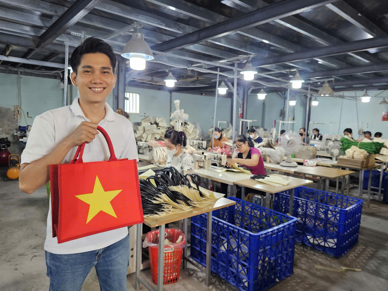 Sản phẩm in hình cờ đỏ sao vàng "cháy hàng", nhà sản xuất không kịp cung ứng - Ảnh 1