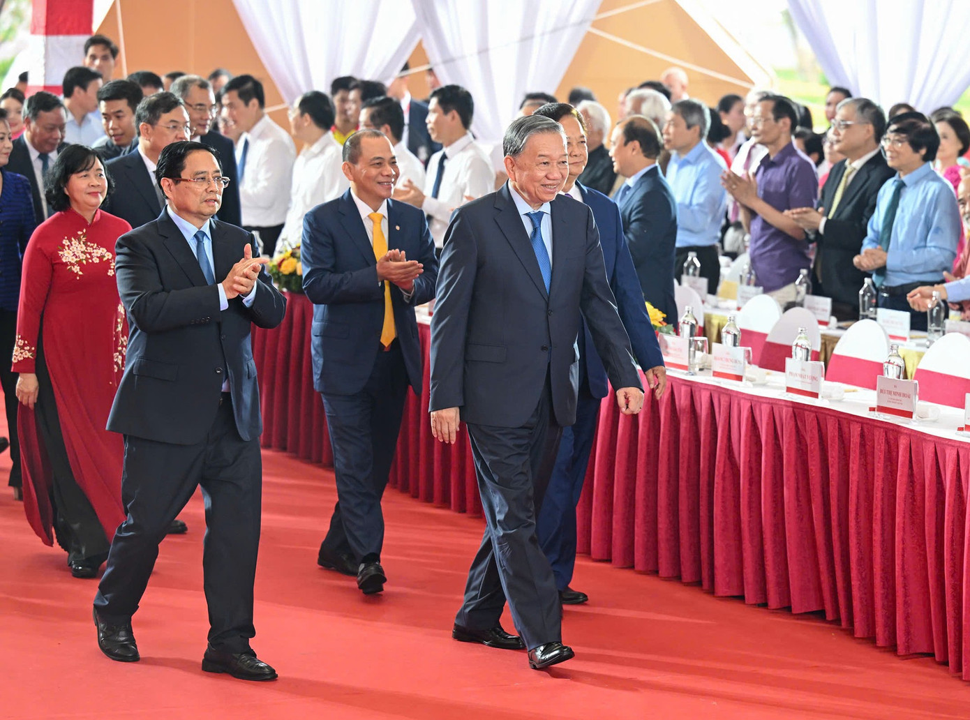 Tổng Bí thư và Thủ tướng xem màn trình diễn của robot 'made in Việt Nam' - Ảnh 1