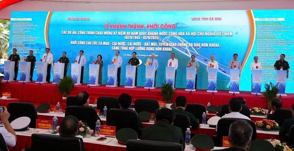 Tin vui với tỉnh Cà Mau: Hàng loạt dự án lớn đồng loạt khởi công, từ cầu vượt biển dài nhất Việt Nam đến cảng 15.000 tỷ đồng - Ảnh 1