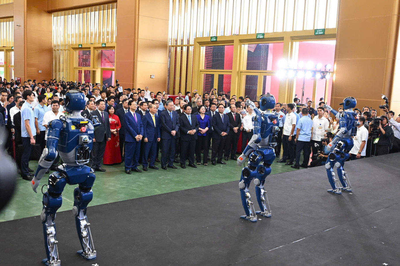 Tổng Bí thư và Thủ tướng xem màn trình diễn của robot 'made in Việt Nam' - Ảnh 7