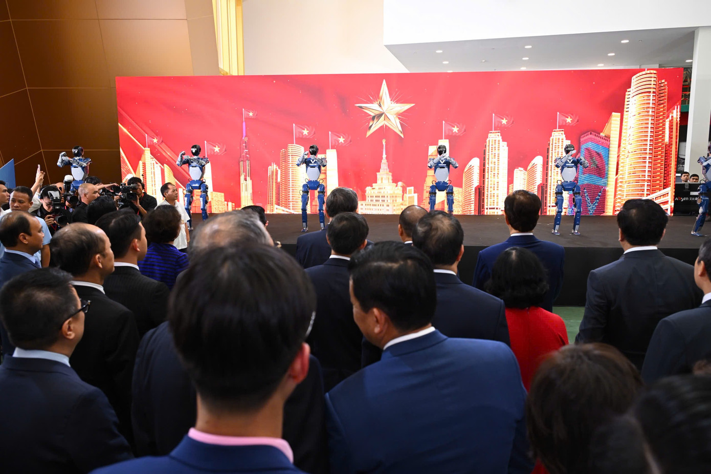 Tổng Bí thư và Thủ tướng xem màn trình diễn của robot 'made in Việt Nam' - Ảnh 3