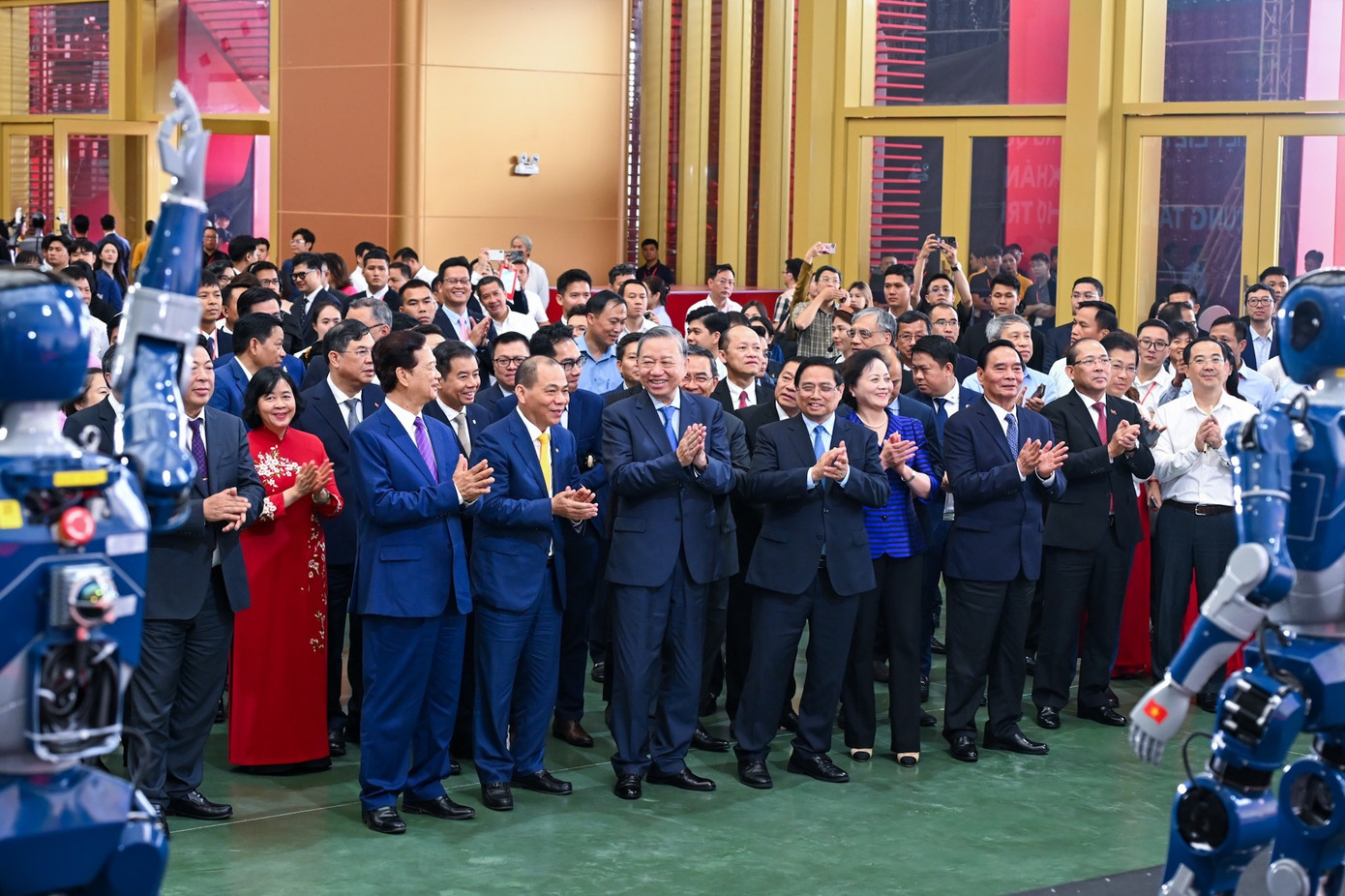 Tổng Bí thư và Thủ tướng xem màn trình diễn của robot 'made in Việt Nam' - Ảnh 6