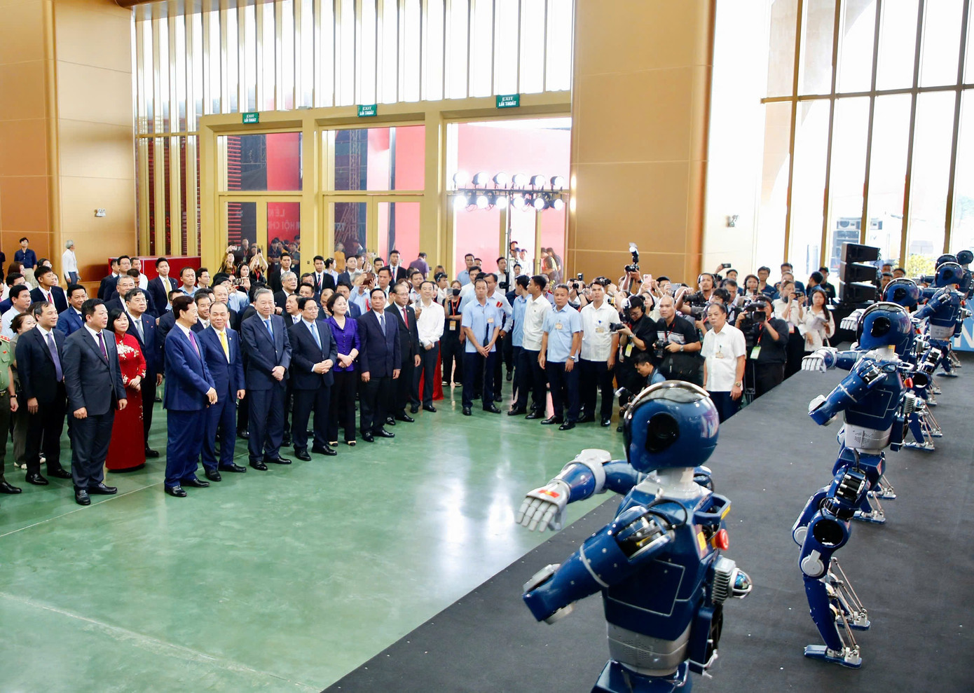 Tổng Bí thư và Thủ tướng xem màn trình diễn của robot 'made in Việt Nam' - Ảnh 2