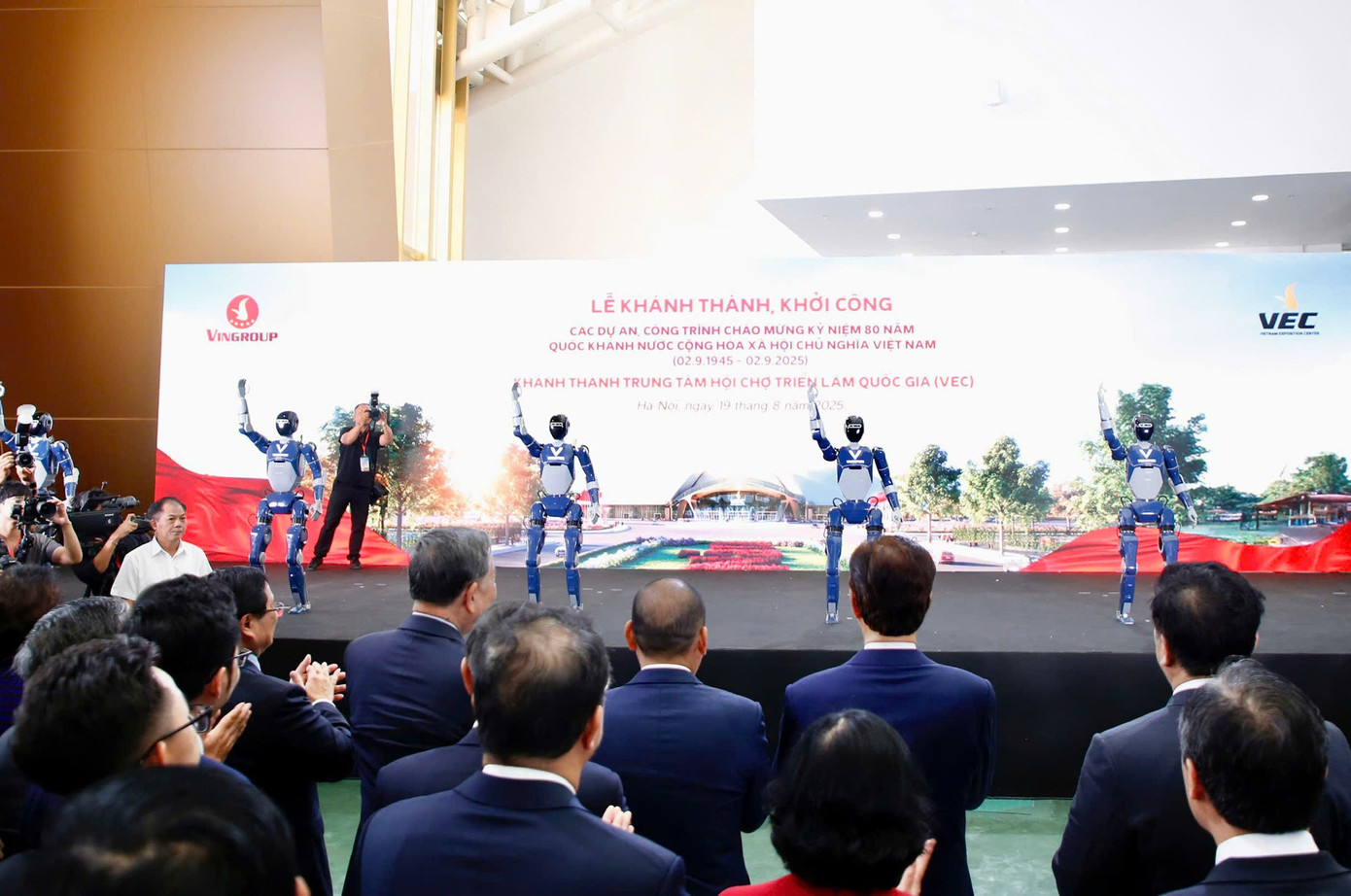 Tổng Bí thư và Thủ tướng xem màn trình diễn của robot 'made in Việt Nam' - Ảnh 4