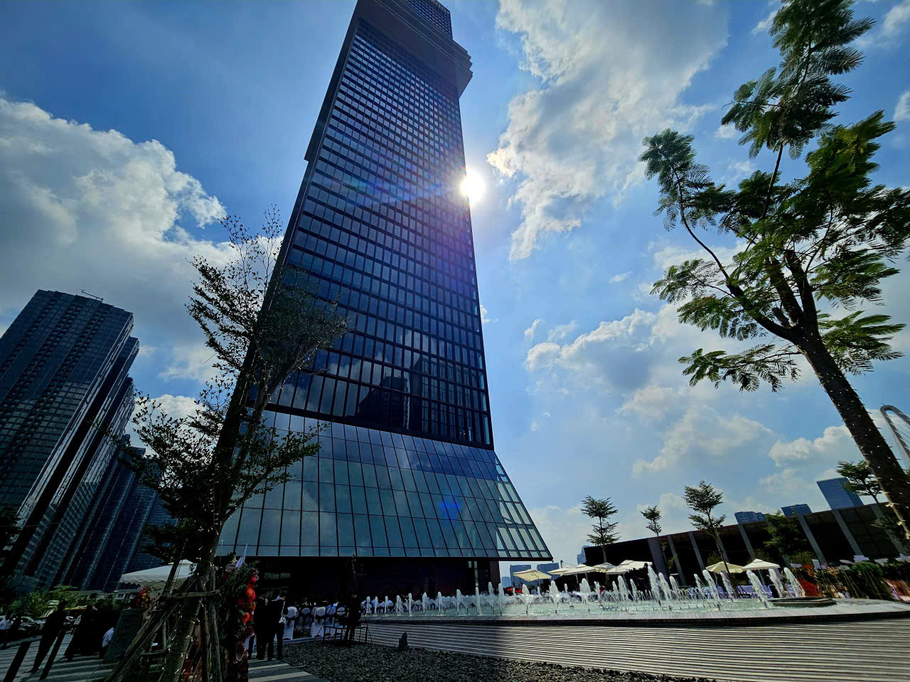 Cận cảnh tòa tháp tài chính quốc tế 55 tầng đầu tiên ở TP HCM - Ảnh 4