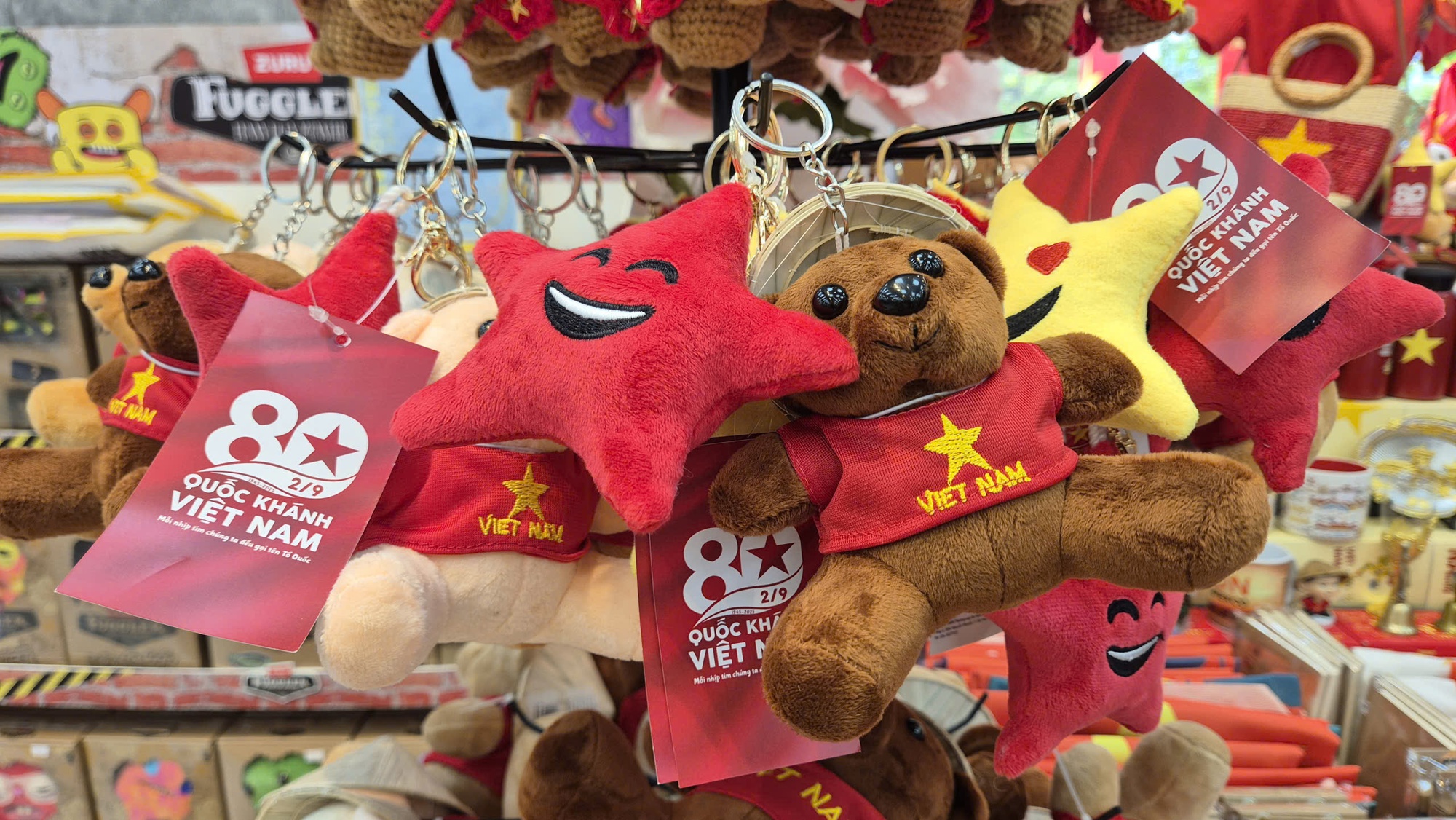 Rộn ràng thị trường thời trang, phụ kiện chào Quốc khánh - Ảnh 1