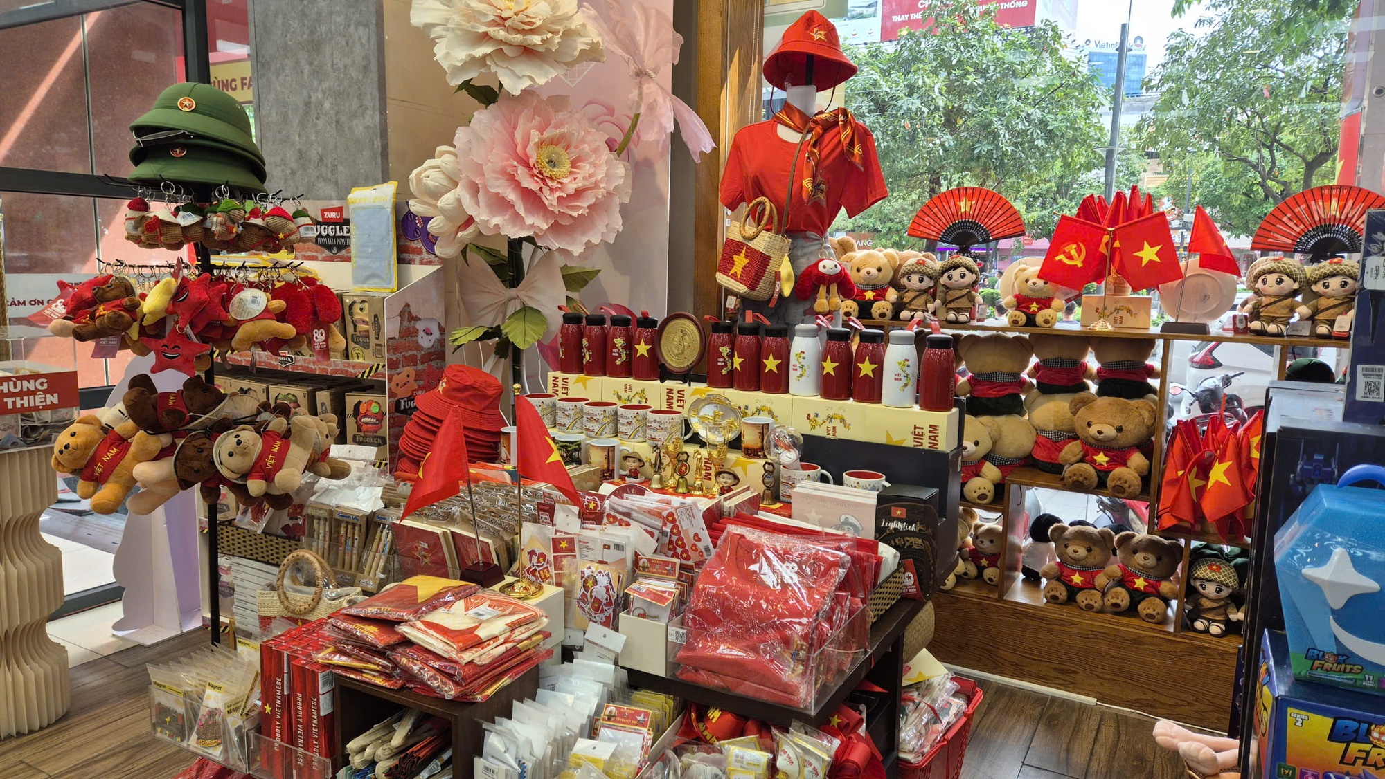 Rộn ràng thị trường thời trang, phụ kiện chào Quốc khánh - Ảnh 5