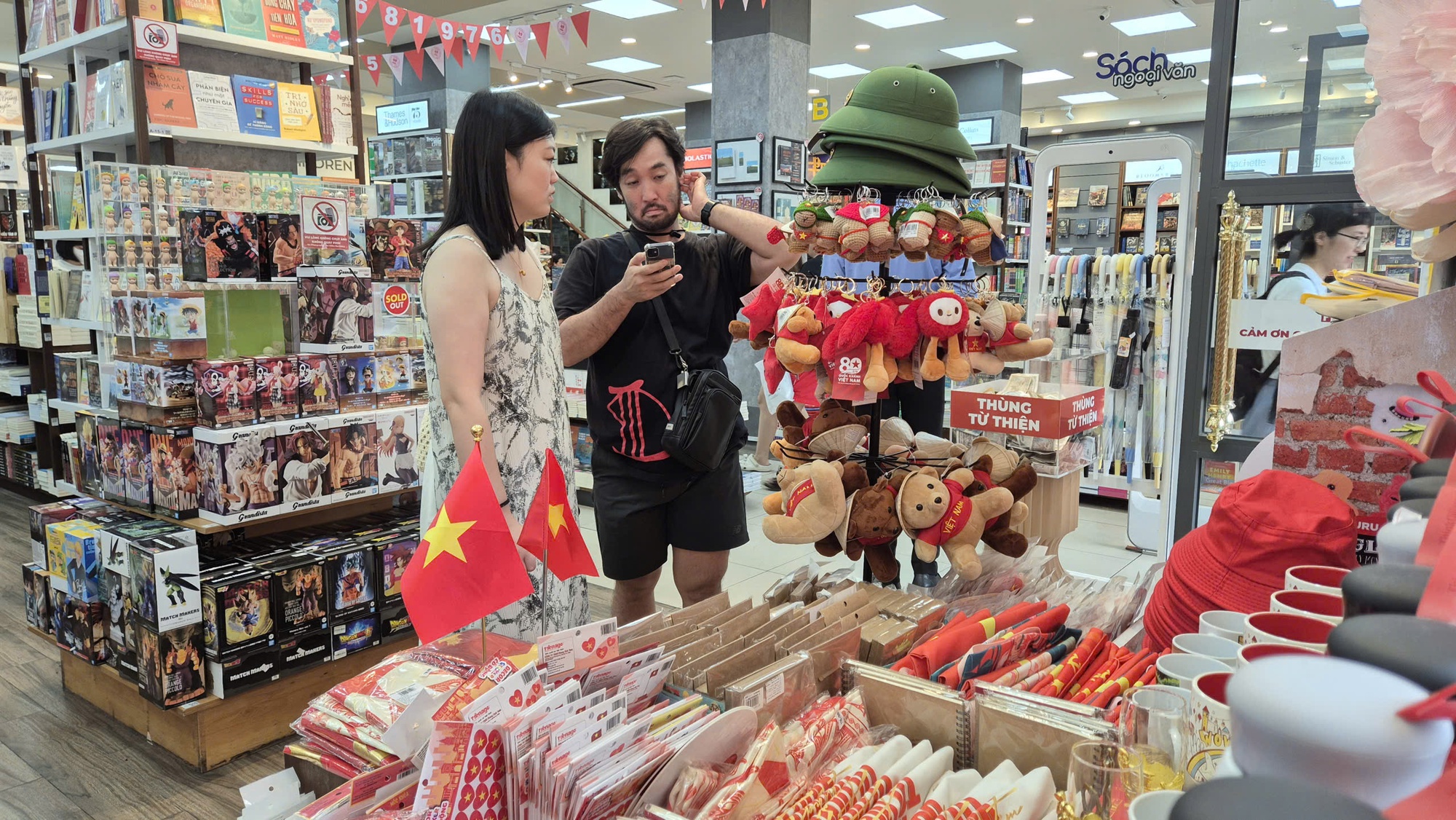 Rộn ràng thị trường thời trang, phụ kiện chào Quốc khánh - Ảnh 6