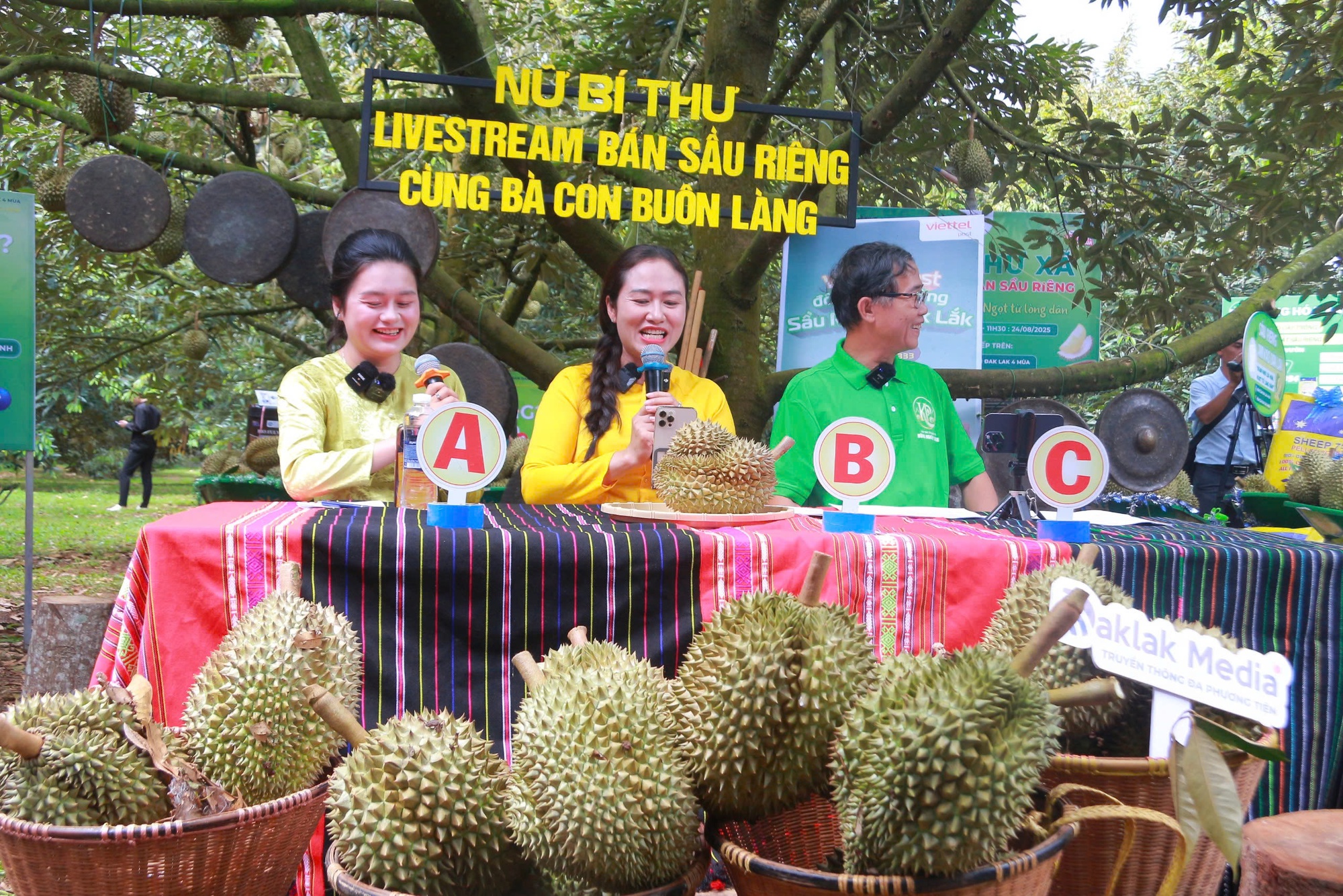 Nữ bí thư xã tham gia livestream, giúp nông dân bán gần 60 tấn sầu riêng - Ảnh 1