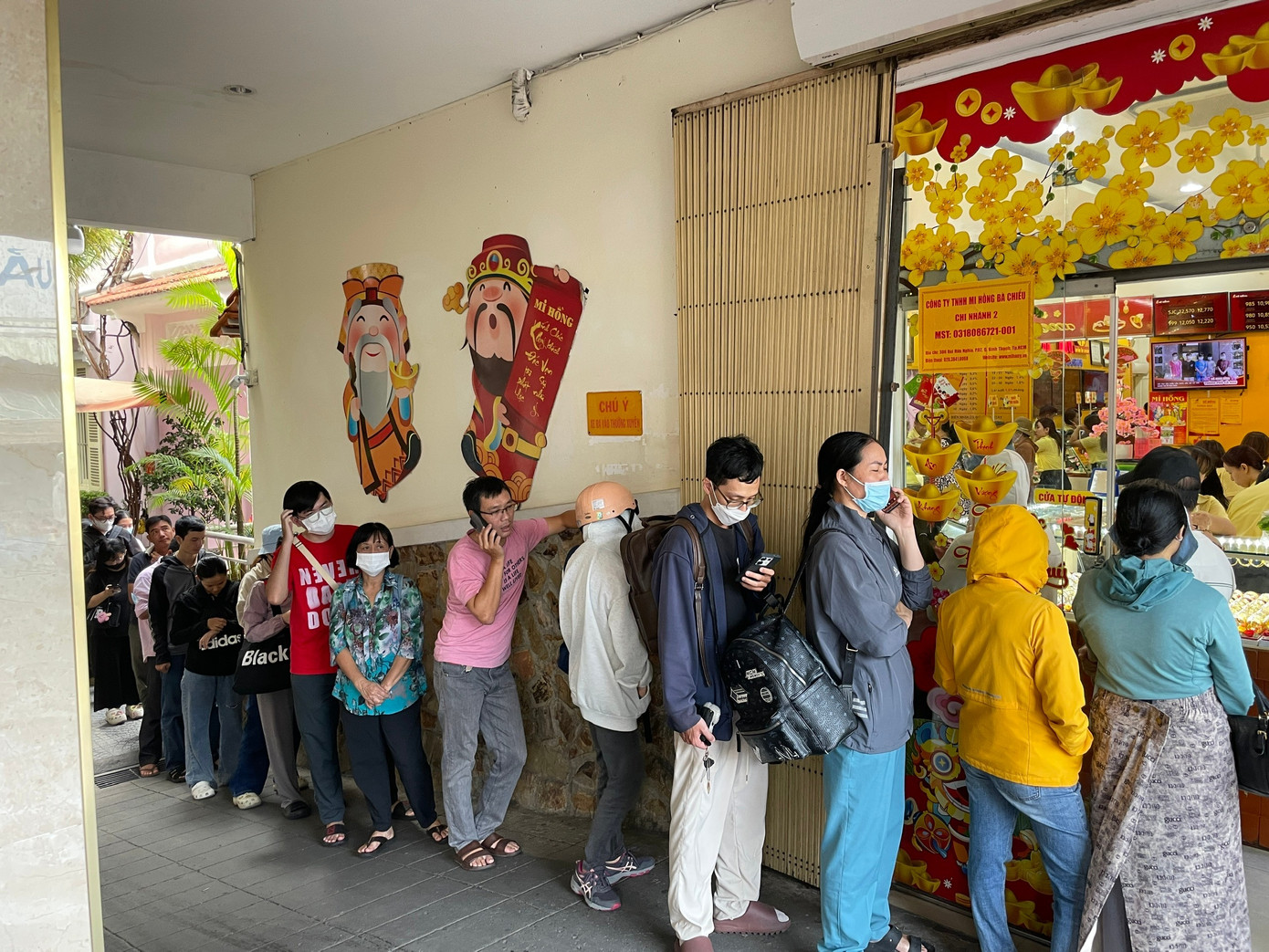 Người dân chen chân 'vét' sạch vàng giữa 'cơn bão' giá - Ảnh 8