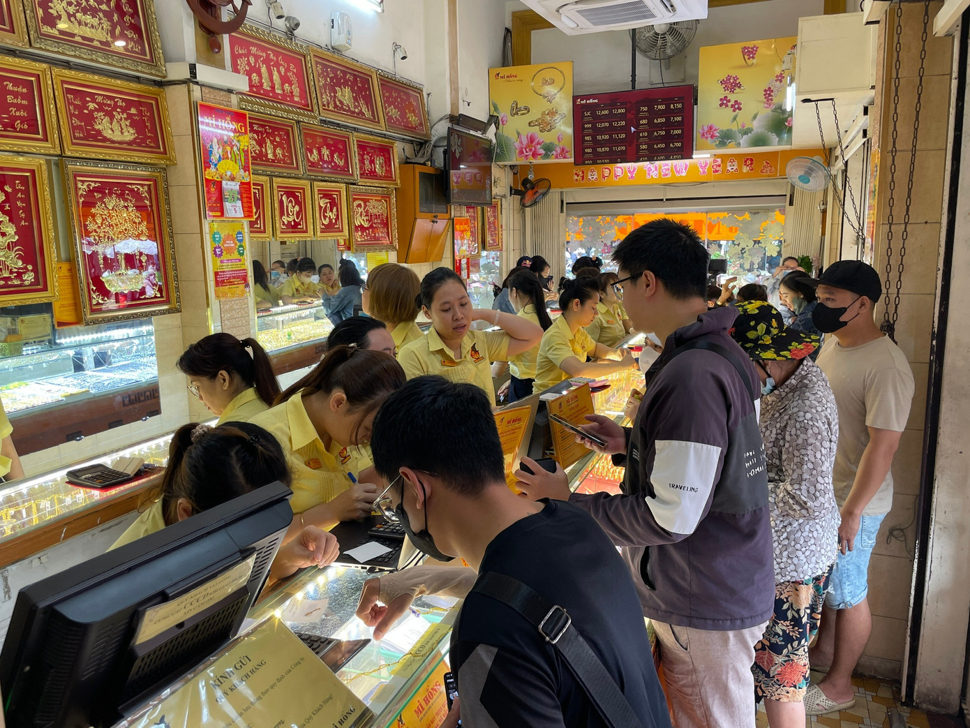 Người dân chen chân 'vét' sạch vàng giữa 'cơn bão' giá - Ảnh 9