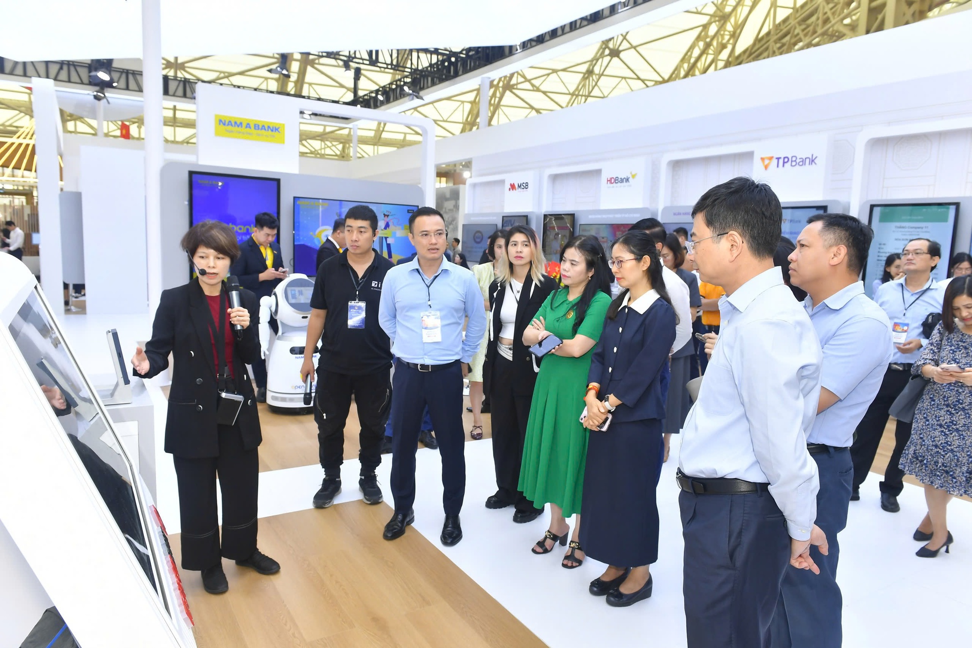 Chiêm ngưỡng bản đồ Việt Nam bằng tiền tại Triển lãm thành tựu đất nước - Ảnh 10