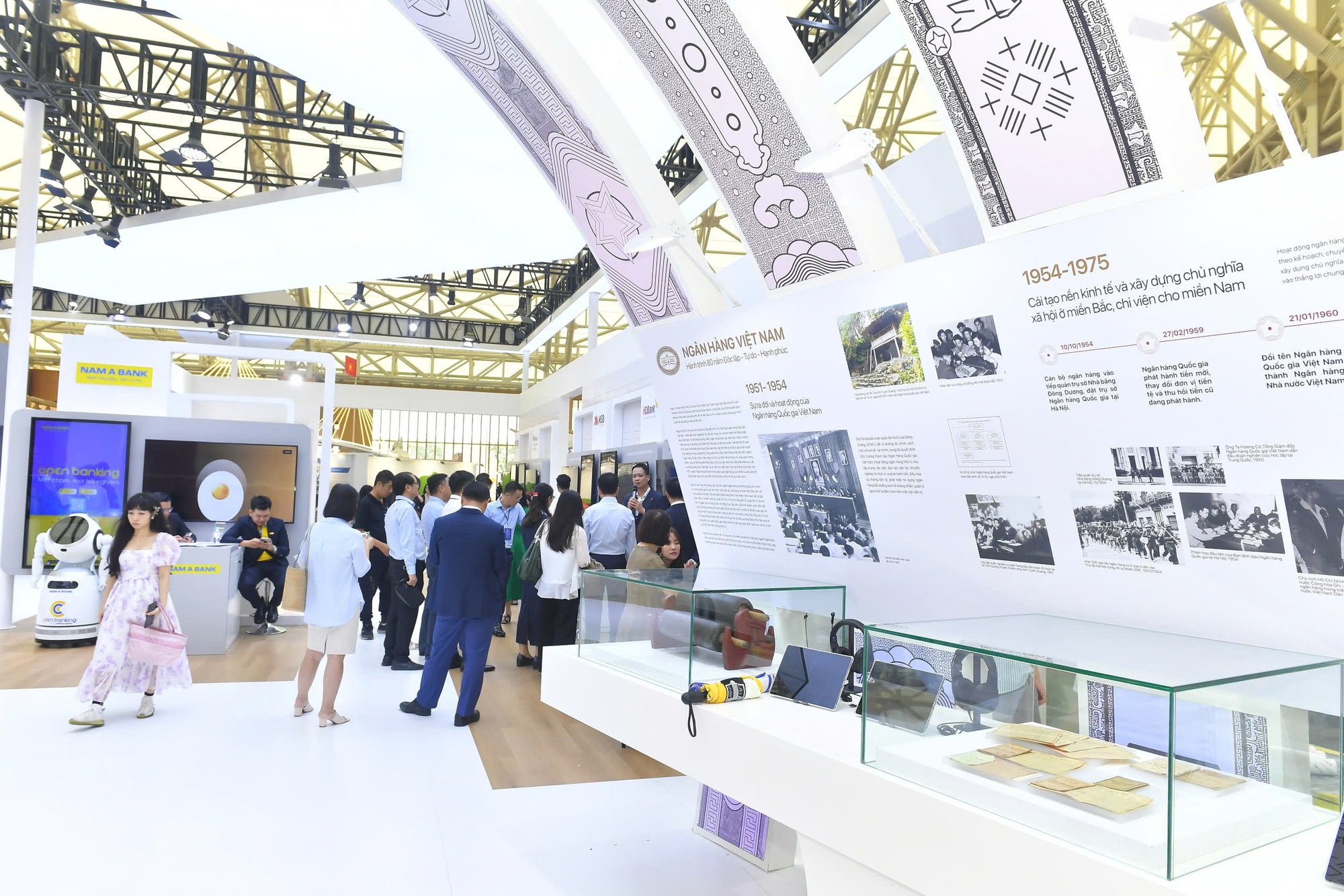 Chiêm ngưỡng bản đồ Việt Nam bằng tiền tại Triển lãm thành tựu đất nước - Ảnh 1