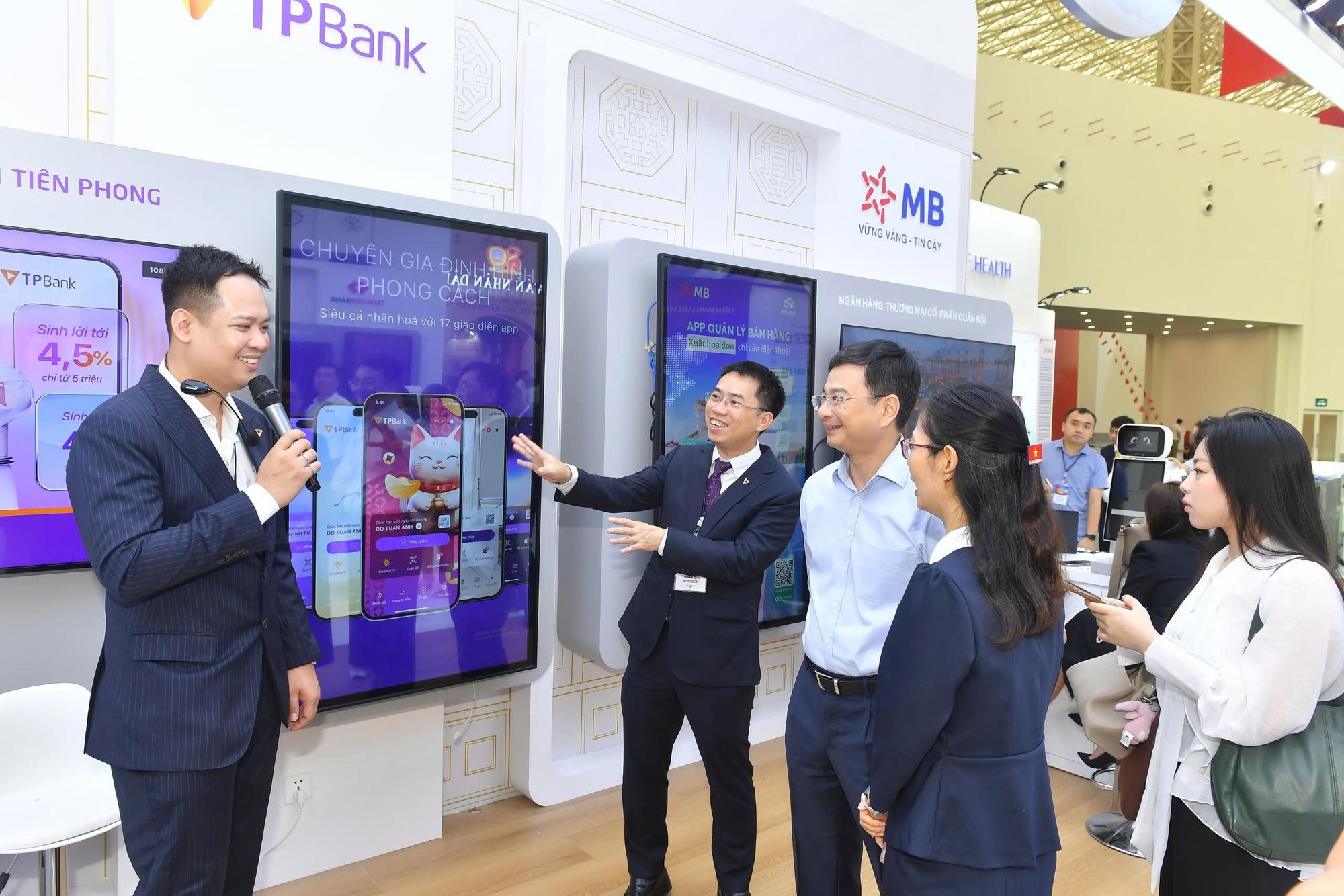 Chiêm ngưỡng bản đồ Việt Nam bằng tiền tại Triển lãm thành tựu đất nước - Ảnh 8