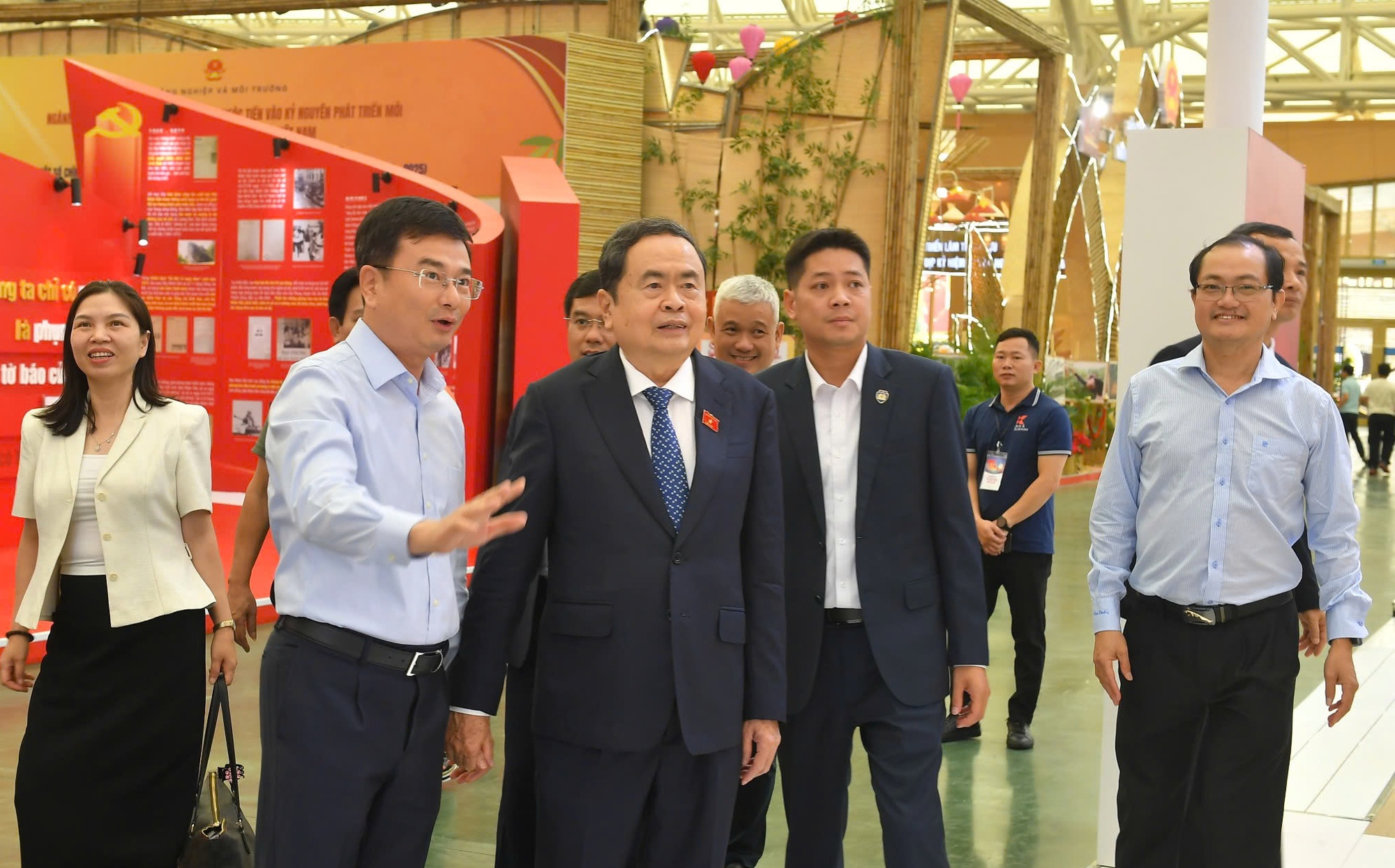 Chiêm ngưỡng bản đồ Việt Nam bằng tiền tại Triển lãm thành tựu đất nước - Ảnh 2