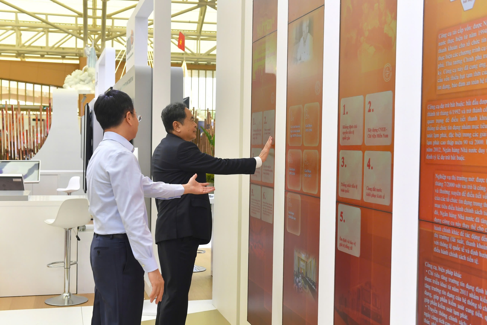 Chiêm ngưỡng bản đồ Việt Nam bằng tiền tại Triển lãm thành tựu đất nước - Ảnh 3