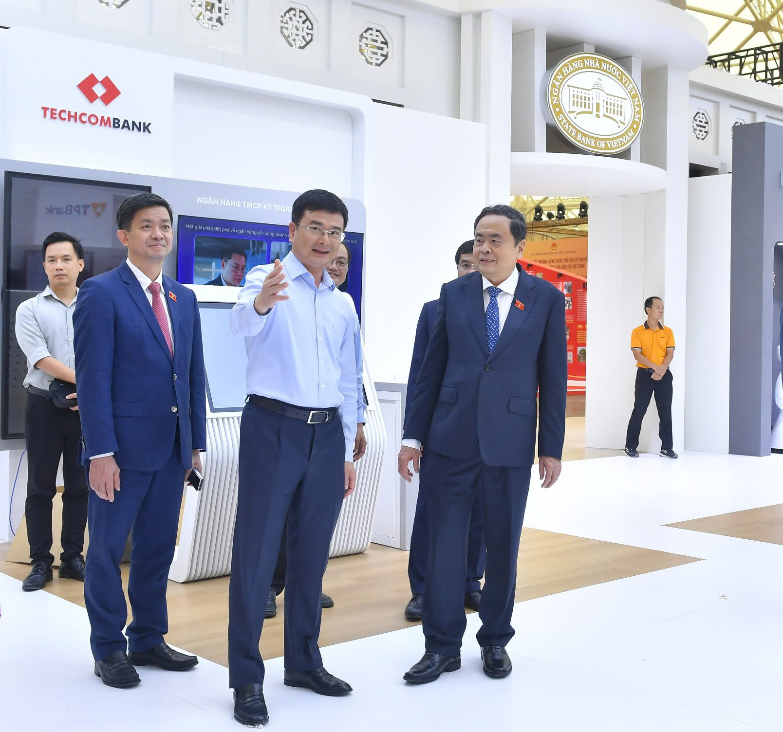 Chiêm ngưỡng bản đồ Việt Nam bằng tiền tại Triển lãm thành tựu đất nước - Ảnh 4