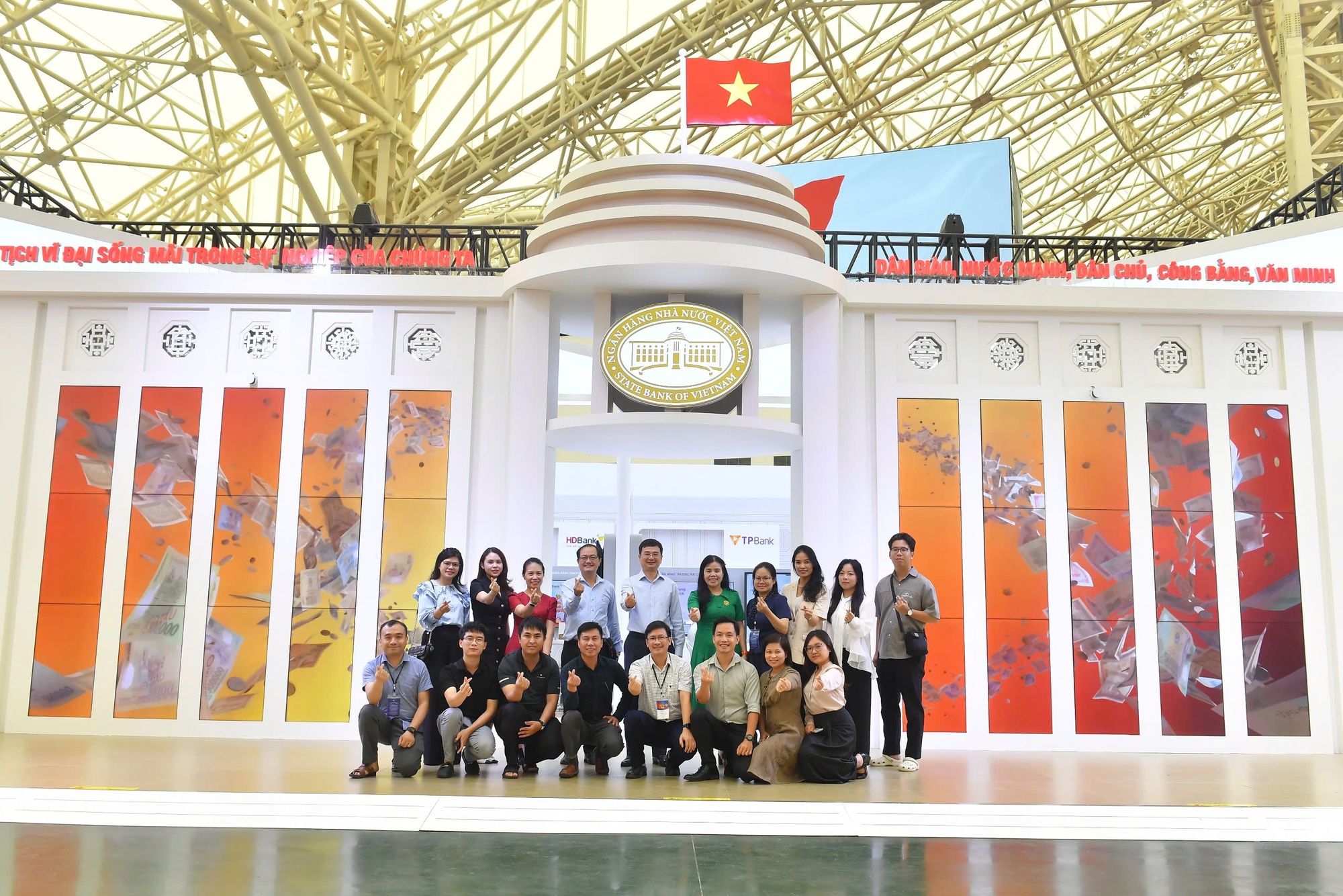 Chiêm ngưỡng bản đồ Việt Nam bằng tiền tại Triển lãm thành tựu đất nước - Ảnh 11