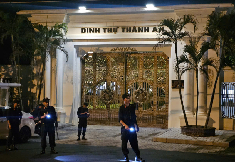 Ảnh khám xét dinh thự và nơi làm việc của "bầu Đoan" - Ảnh 4