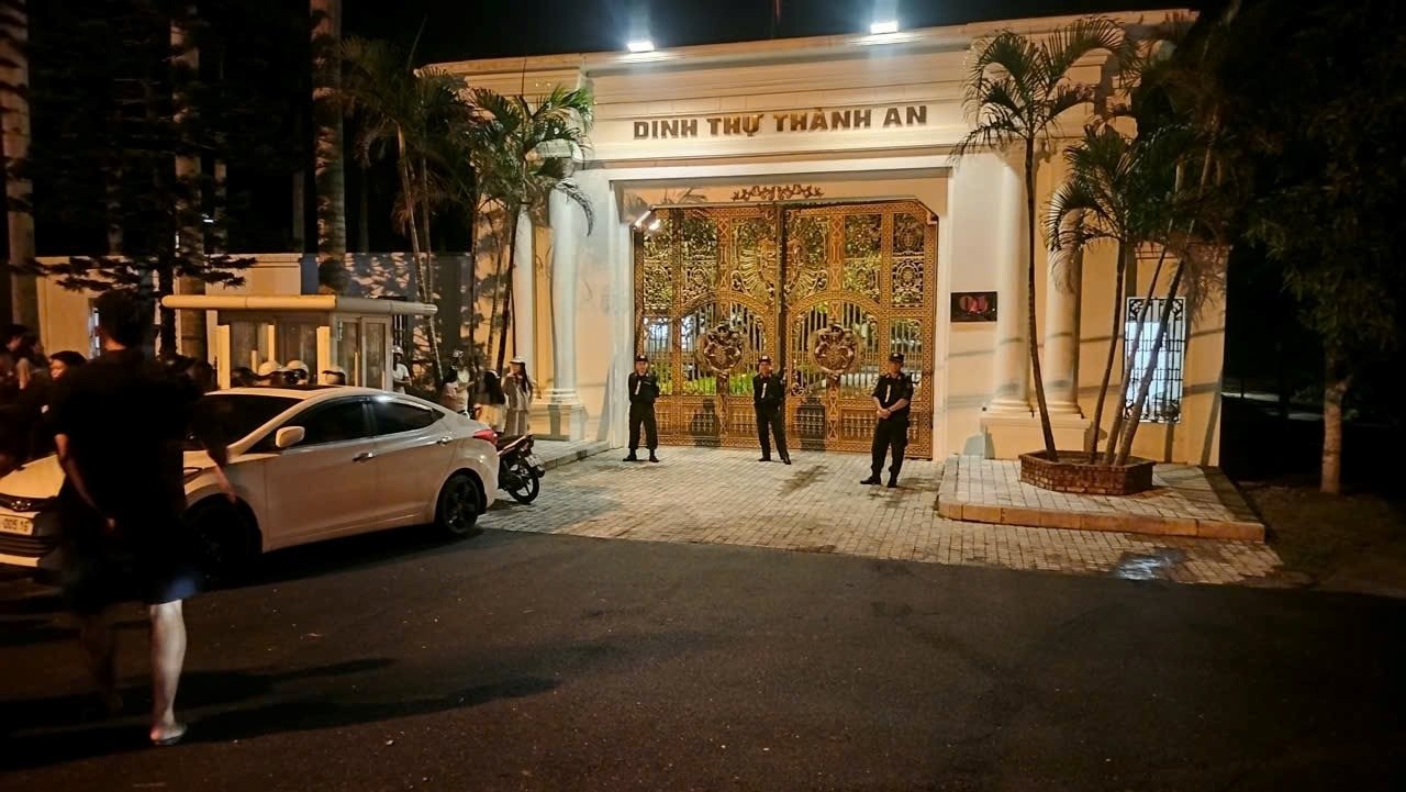 Vị đại gia khét tiếng vừa bị công an khám xét: Sở hữu tòa Bạch dinh 50.000m2 có sân bay riêng và bộ sưu tập Mercedes cổ, làm loạt dự án BĐS nghìn tỷ tại Thanh Hoá - Ảnh 4