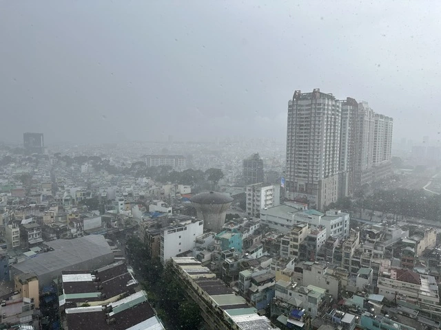 Mây giông phát triển mạnh, cảnh báo mưa lớn ở TP.HCM - Ảnh 2