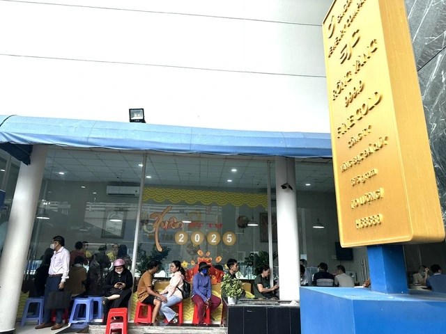 Người dân kéo nhau mua vàng khi giá cao kỷ lục - Ảnh 4