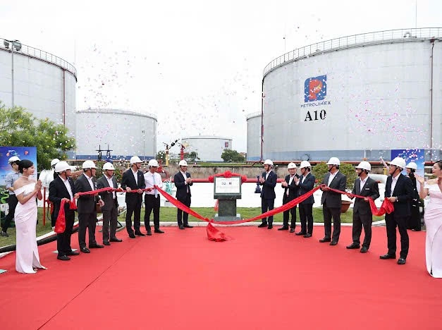 Petrolimex cung ứng 1.200m³ nhiên liệu bay nguồn nguyên liệu tái tạo cho Vietjet - Ảnh 1