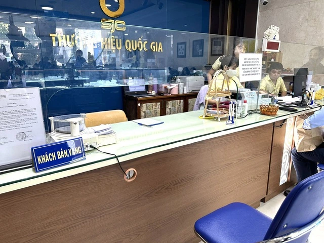 Người dân kéo nhau mua vàng khi giá cao kỷ lục - Ảnh 6