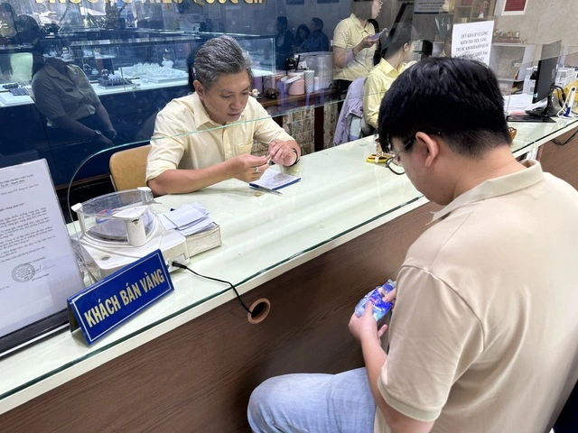 Người dân kéo nhau mua vàng khi giá cao kỷ lục - Ảnh 7