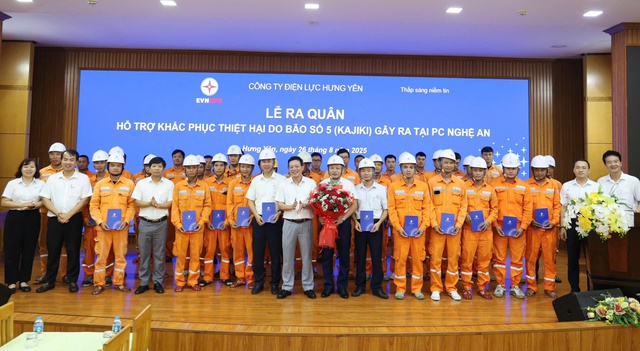 EVNNPC huy động 536 người khắc phục lưới điện sau bão số 5 - Ảnh 1