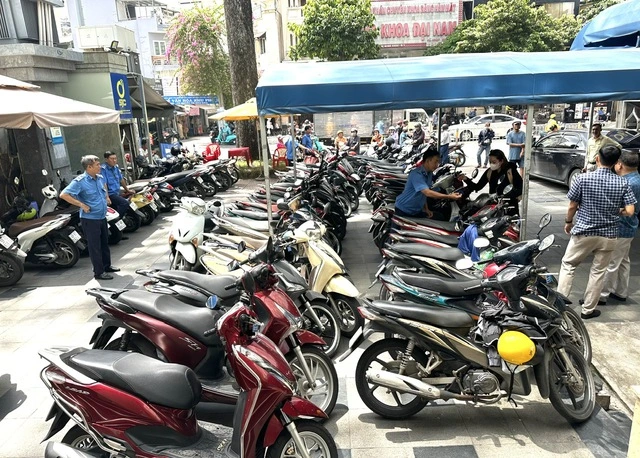 Người dân kéo nhau mua vàng khi giá cao kỷ lục - Ảnh 1