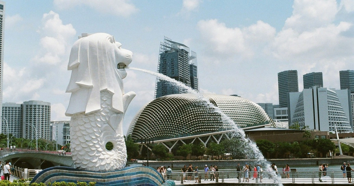 Chìa khóa vàng cho trung tâm tài chính Việt Nam: Bài học từ Singapore và Hồng Kông