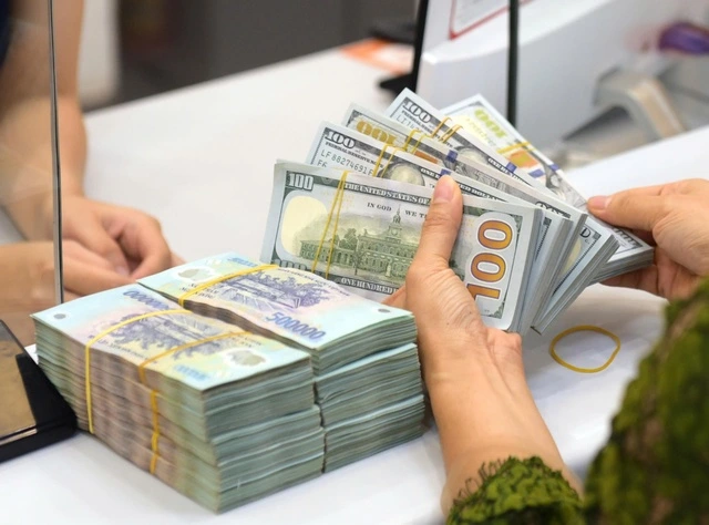 Lãi suất tiền đồng liên ngân hàng tăng gần gấp đôi - Ảnh 1