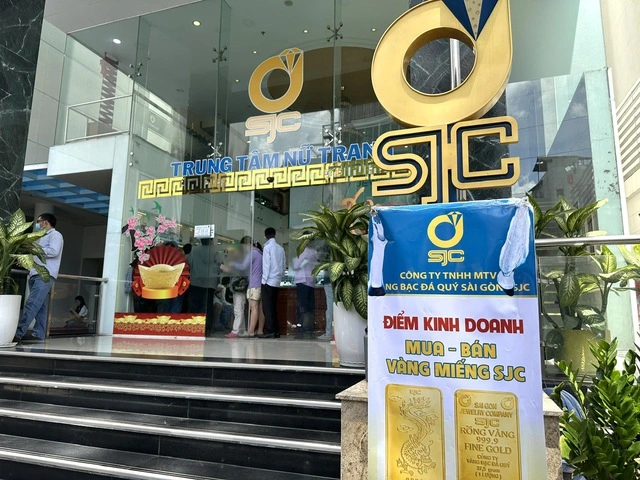 Người dân kéo nhau mua vàng khi giá cao kỷ lục - Ảnh 5