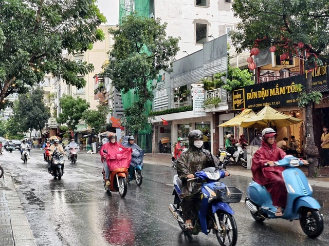 Mưa giông đang phát triển mạnh ở TP.HCM, nơi nào sẽ có mưa to? - Ảnh 1