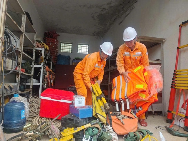 EVNNPC huy động 536 người khắc phục lưới điện sau bão số 5 - Ảnh 3