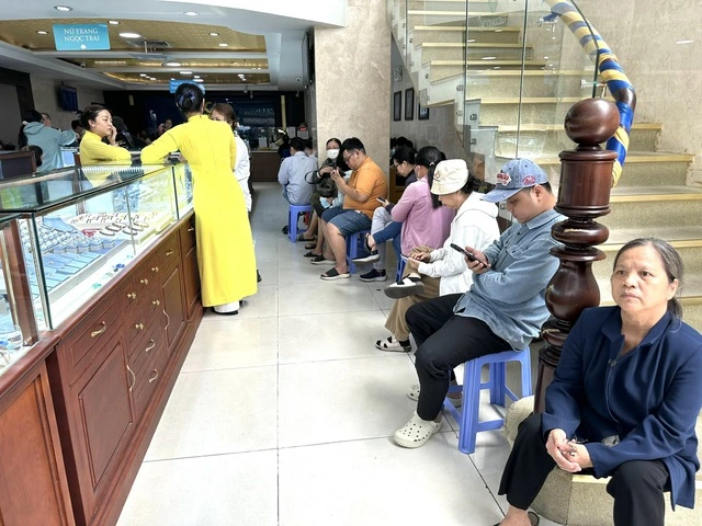 Người dân kéo nhau mua vàng khi giá cao kỷ lục - Ảnh 3